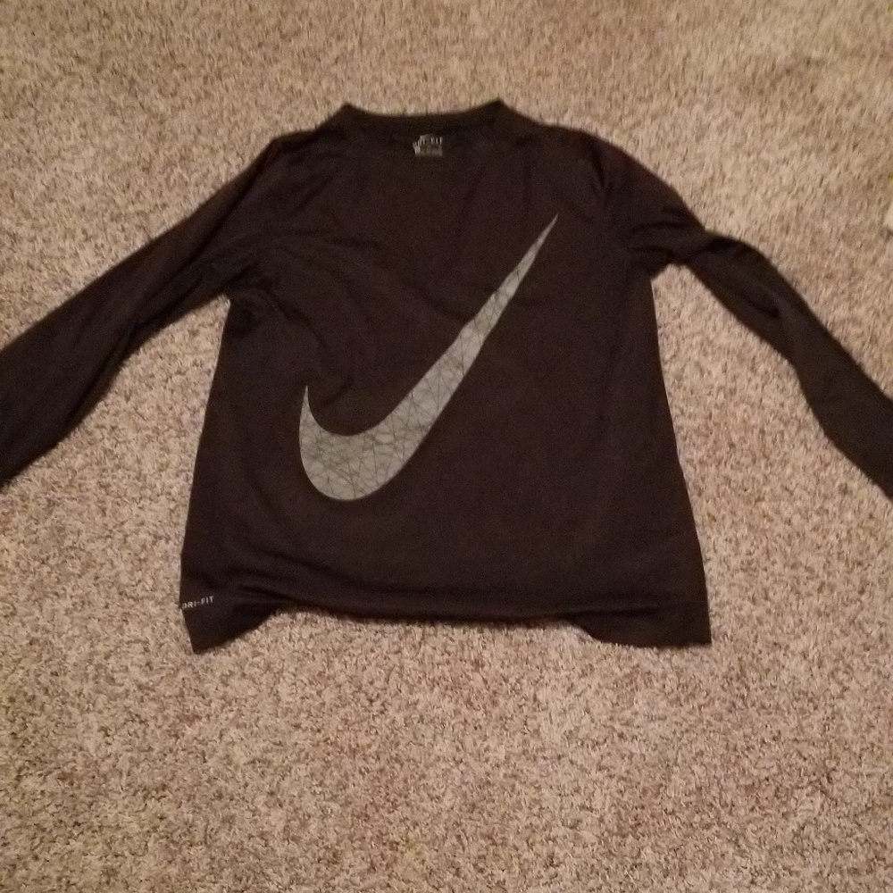 Black nike tee